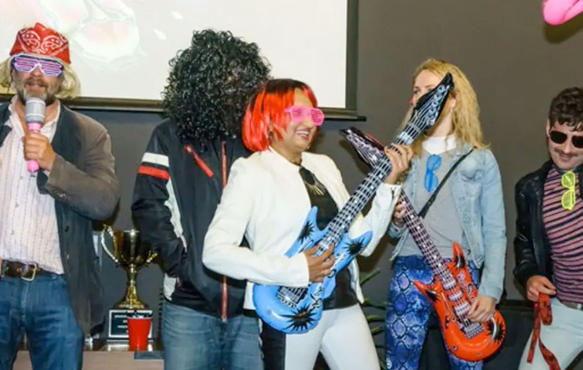 Teamevent Teilnehmer spielt Gitarre